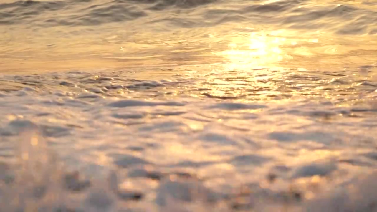 大海冲击浪花翻滚流动的水泉水视频下载