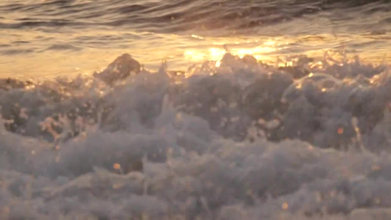 大海冲击浪花翻滚流动的水泉水视频下载