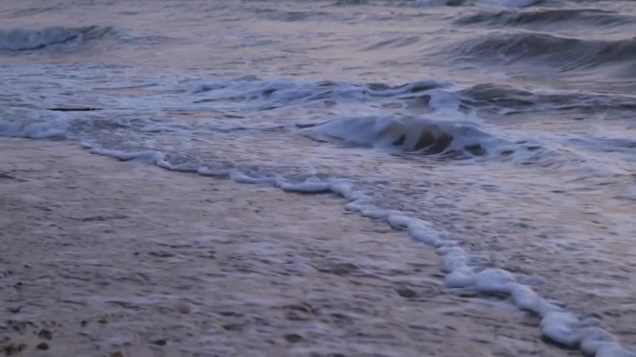 大海冲击浪花翻滚流动的水泉水视频下载