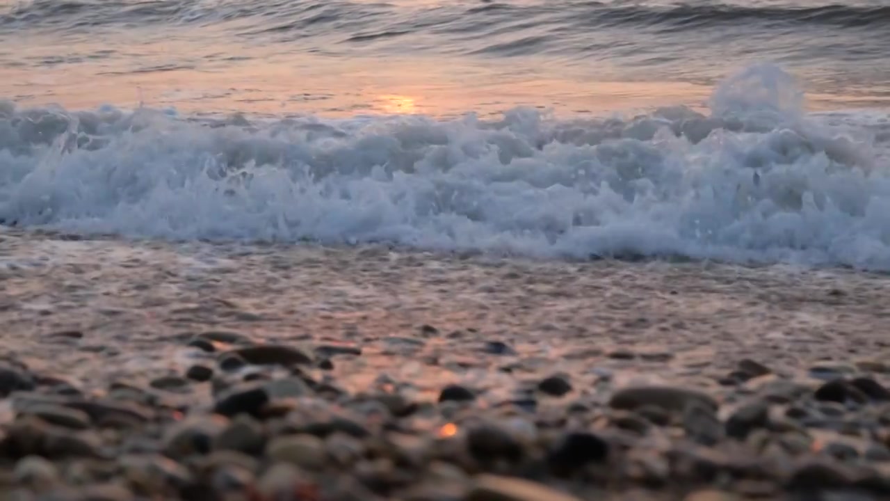 大海冲击浪花翻滚流动的水泉水视频下载