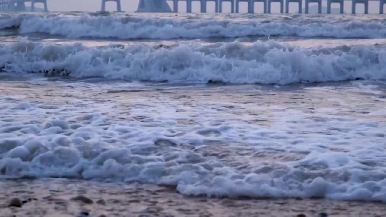 大海冲击浪花翻滚流动的水泉水视频下载