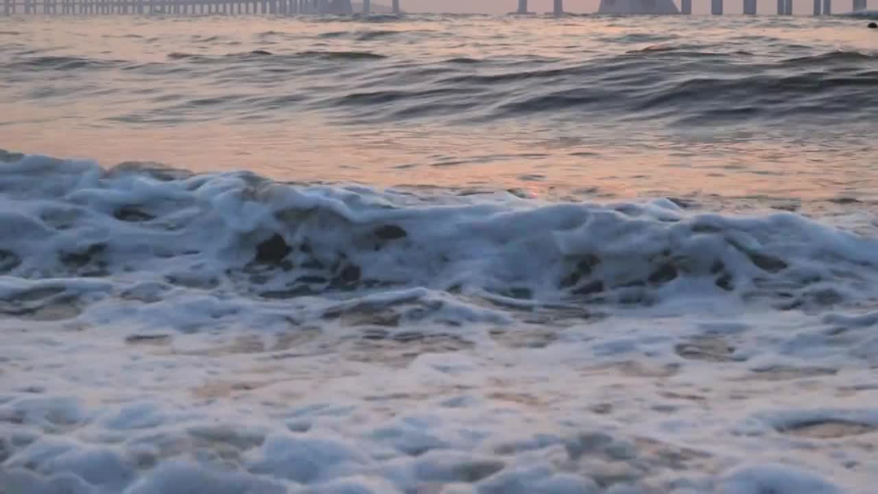 大海冲击浪花翻滚流动的水泉水视频下载