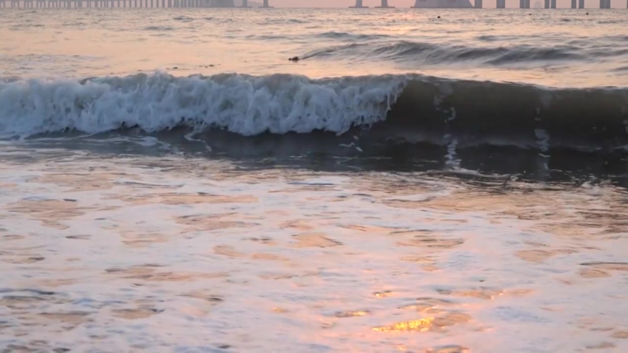 大海冲击浪花翻滚流动的水泉水视频下载