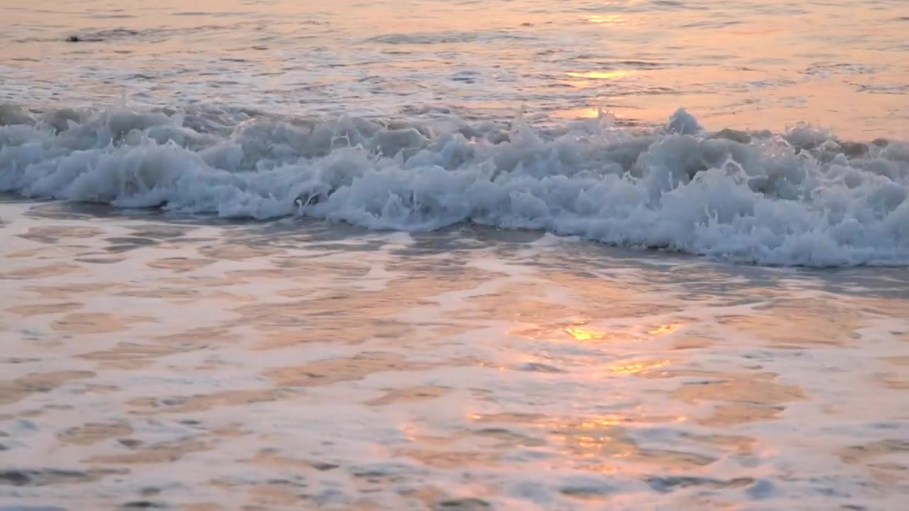 大海冲击浪花翻滚流动的水泉水视频素材