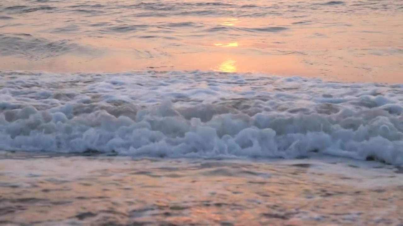 大海冲击浪花翻滚流动的水泉水视频下载