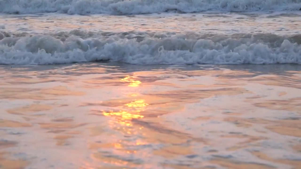 大海冲击浪花翻滚流动的水泉水视频下载