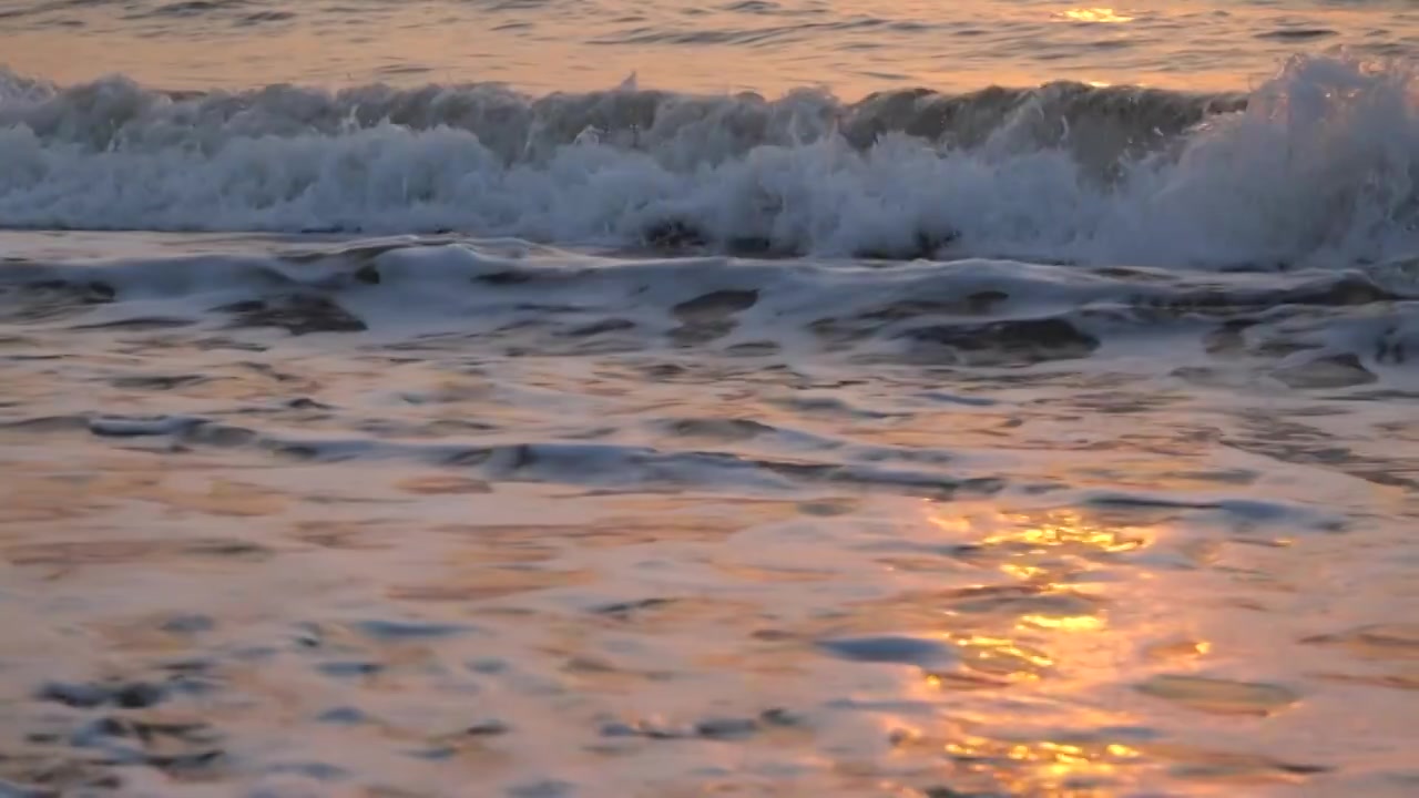 大海冲击浪花翻滚流动的水泉水视频下载