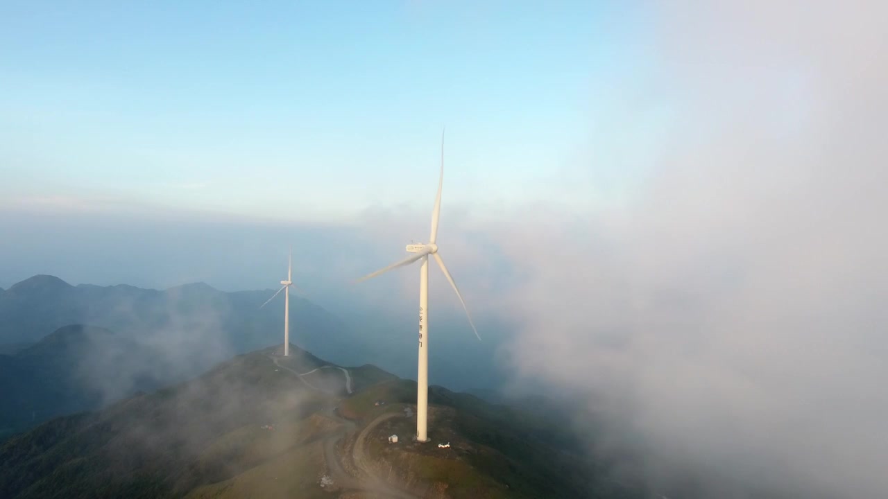 风力发电高山云雾日出视频下载