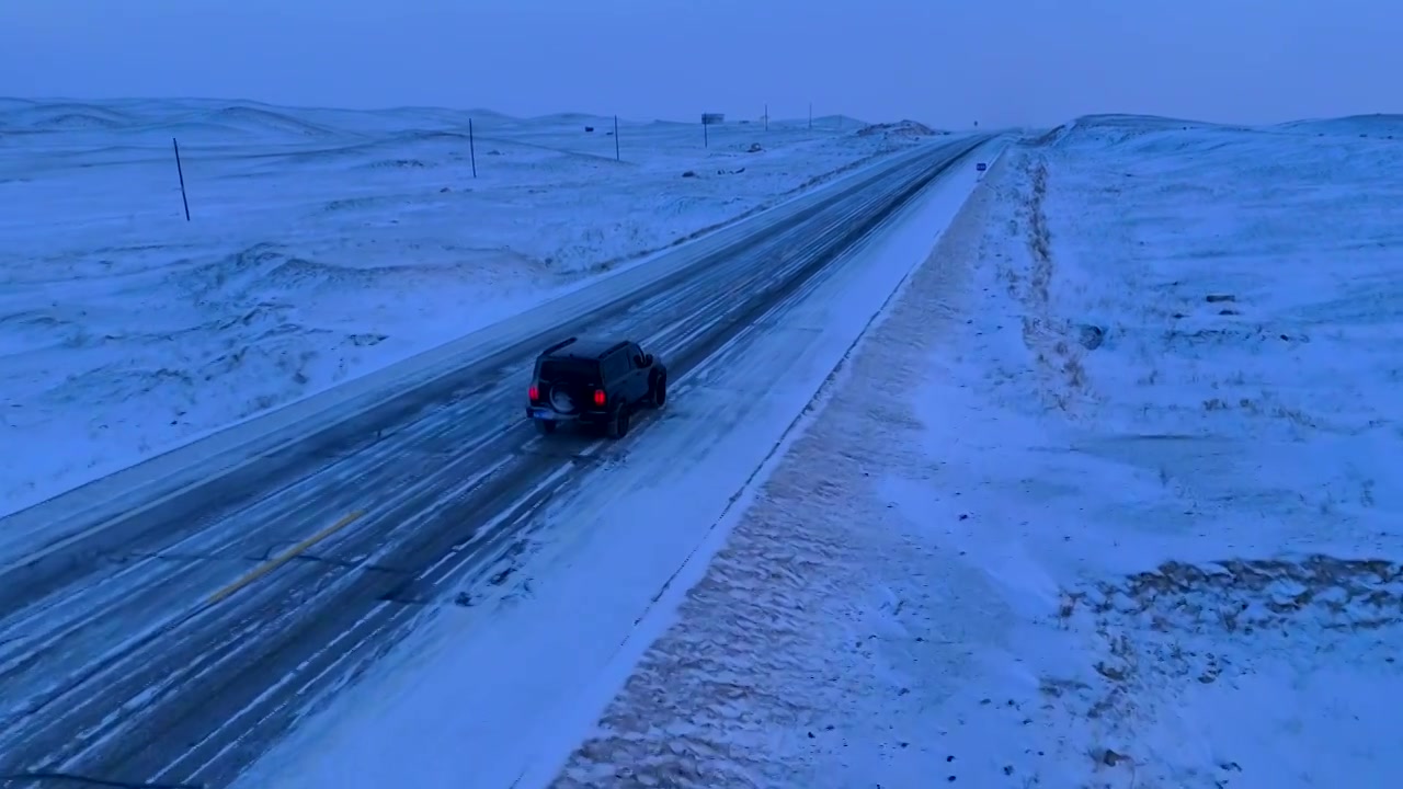 冰天雪地里行驶的汽车视频素材