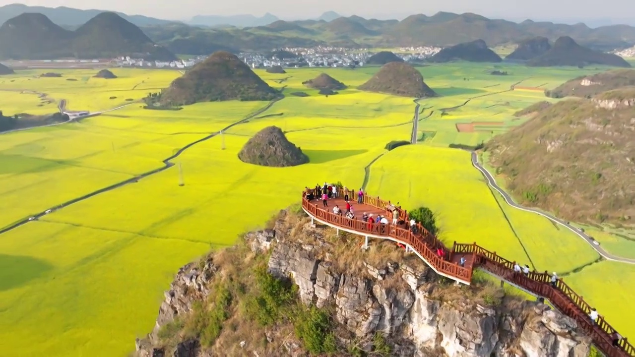 春天云南曲靖罗平油菜花观景台金鸡峰丛视频素材