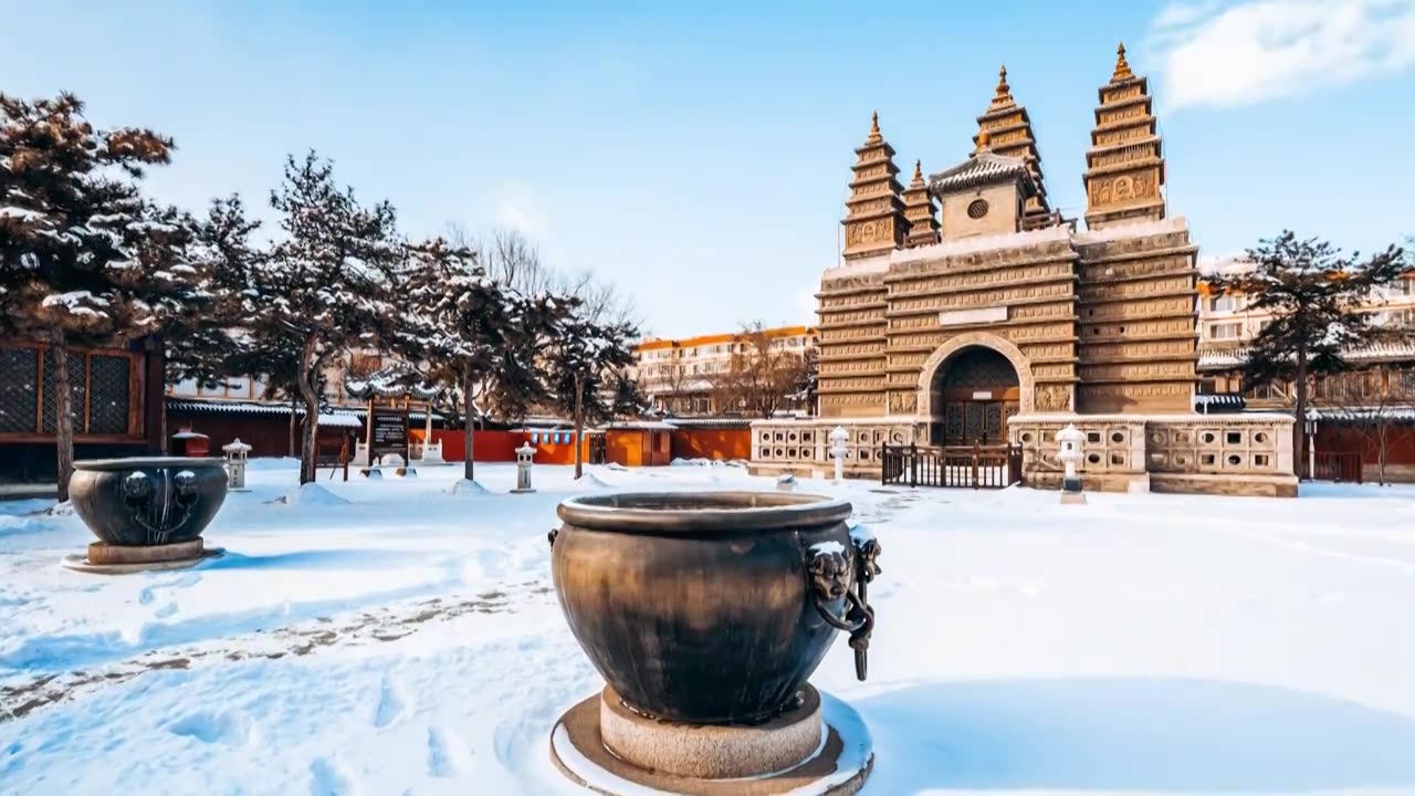 中国内蒙古呼和浩特清代五塔寺冬季建筑雪景延时摄影视频素材