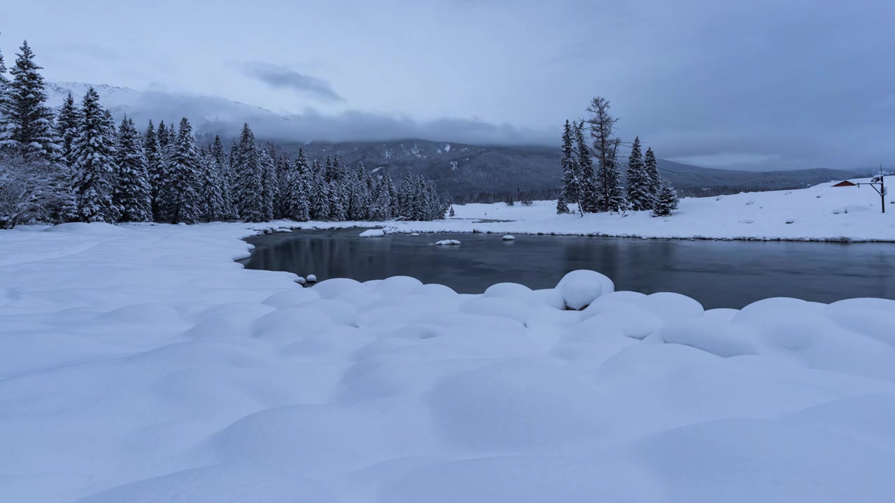 8K新疆喀纳斯河阴天雪景延时视频素材