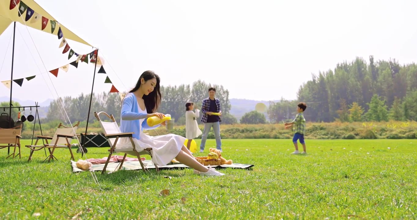 一家人在露营地玩耍视频素材