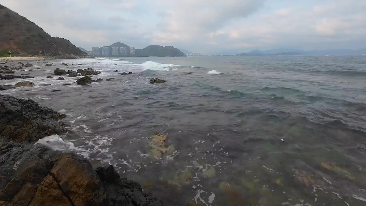 大海 礁石 海浪 浪花 蓝天白云 壮观视频素材