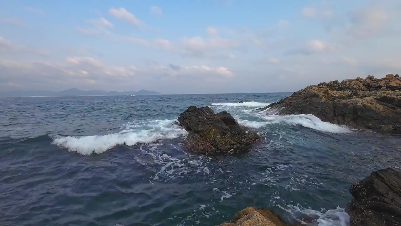 大海 礁石 海浪 浪花 蓝天白云 壮观视频素材