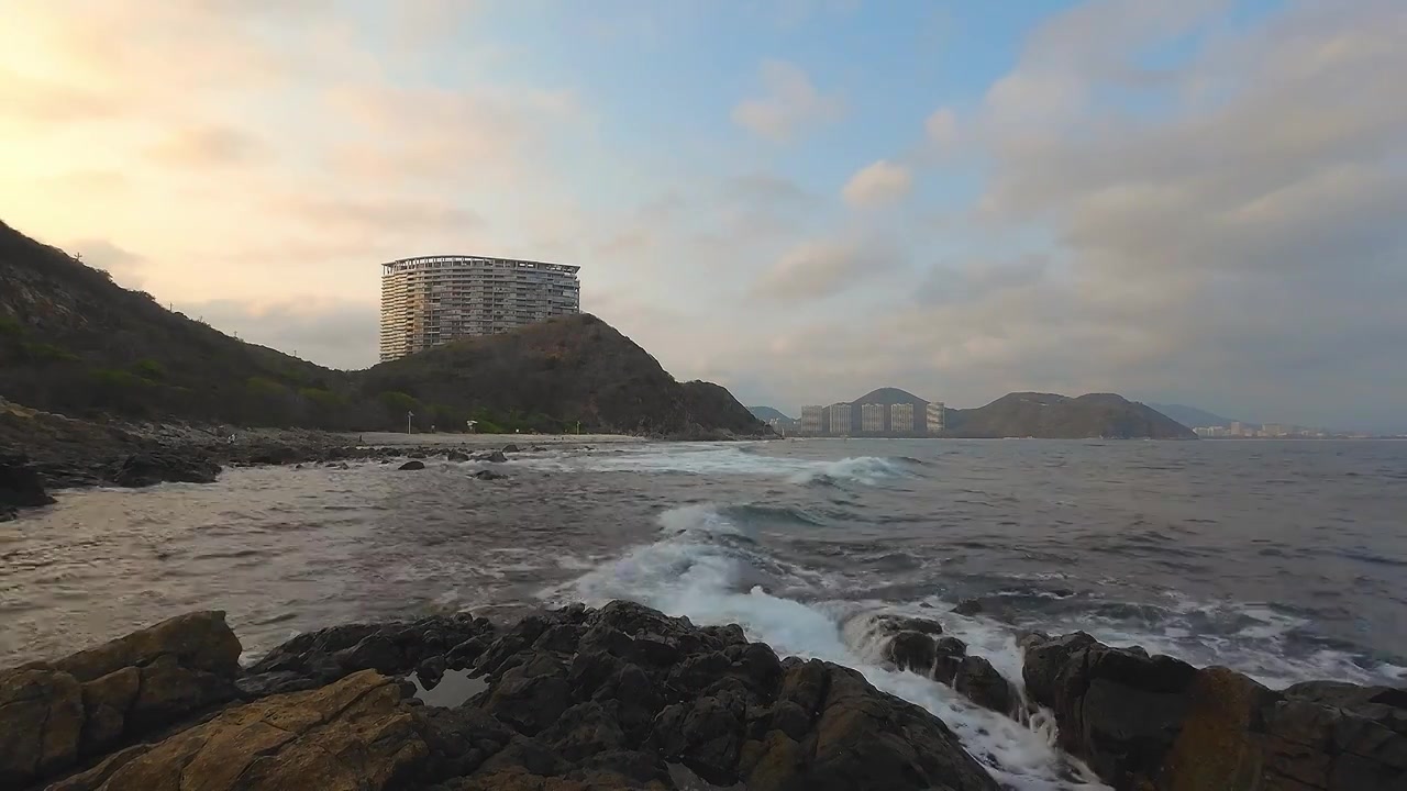 大海 礁石 海浪 浪花 蓝天白云 壮观视频素材