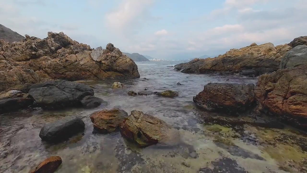 大海 礁石 海浪 浪花 蓝天白云 壮观视频素材