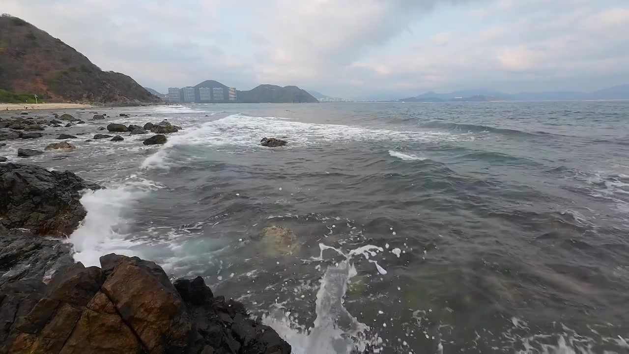 大海 礁石 海浪 浪花 蓝天白云 壮观视频素材