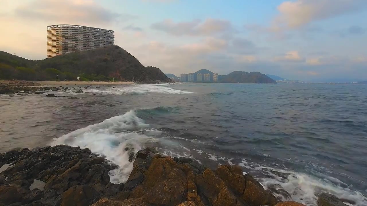 大海 礁石 海浪 浪花 蓝天白云 壮观视频素材