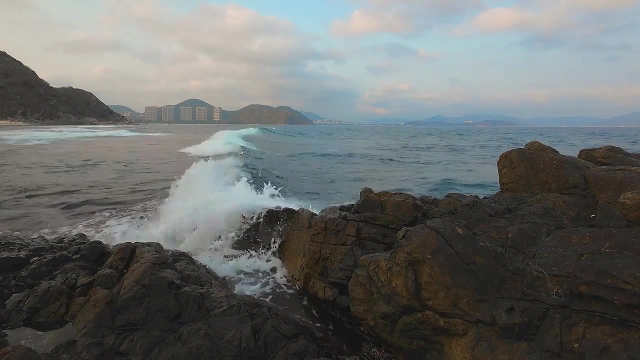 大海 礁石 海浪 浪花 蓝天白云 壮观视频素材