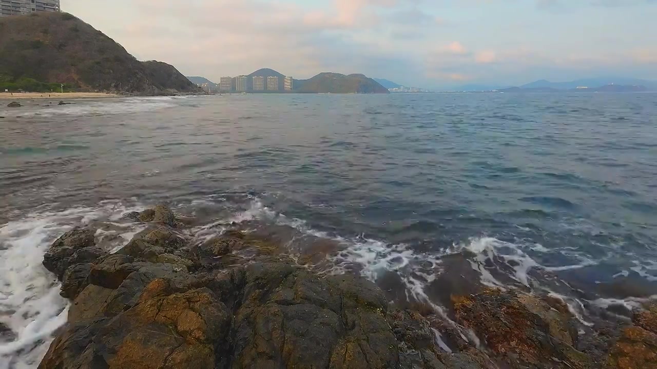 大海 礁石 海浪 浪花 蓝天白云 壮观视频素材