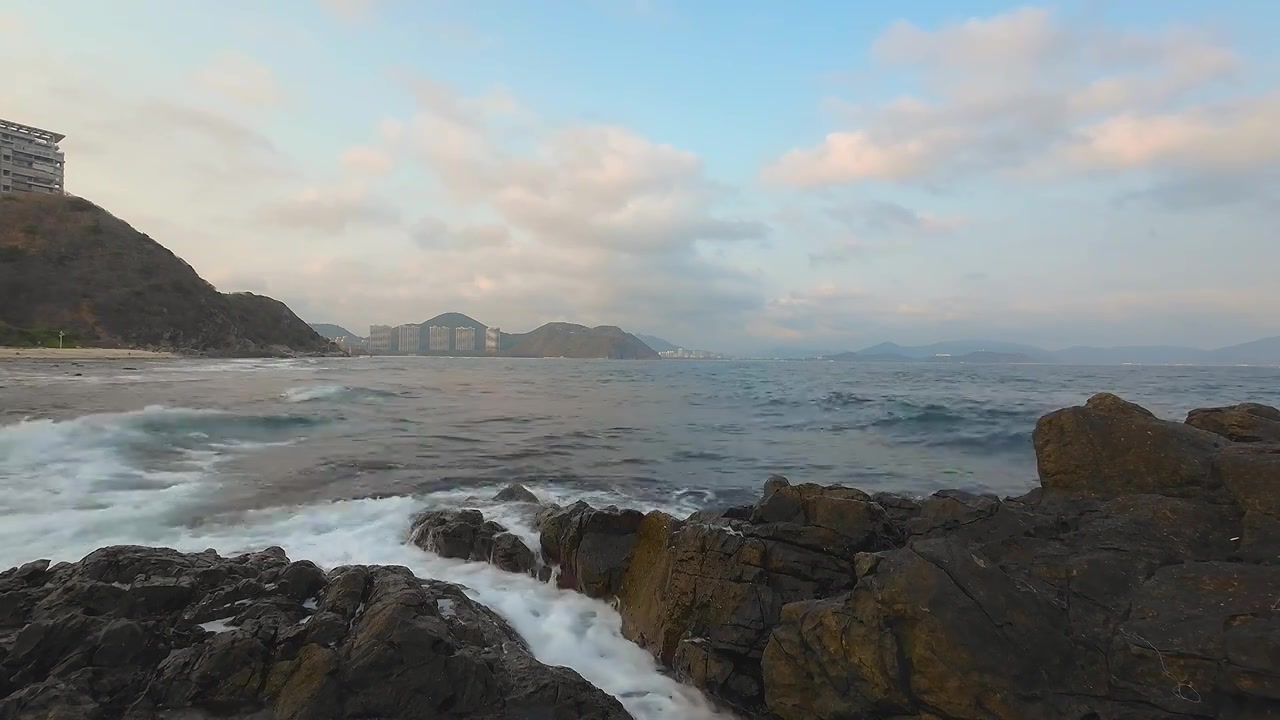 大海 礁石 海浪 浪花 蓝天白云 壮观视频素材