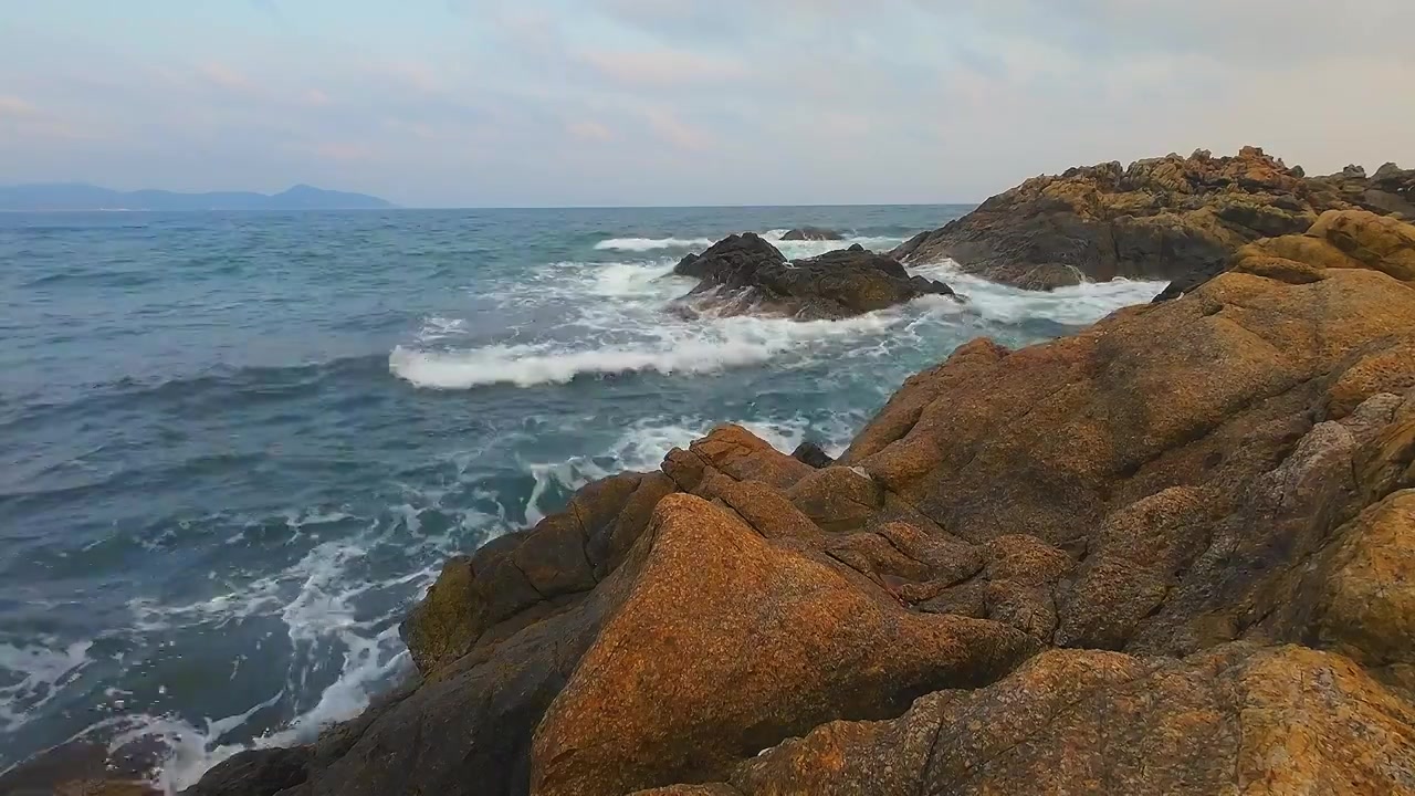 大海 礁石 海浪 浪花 蓝天白云 壮观视频素材