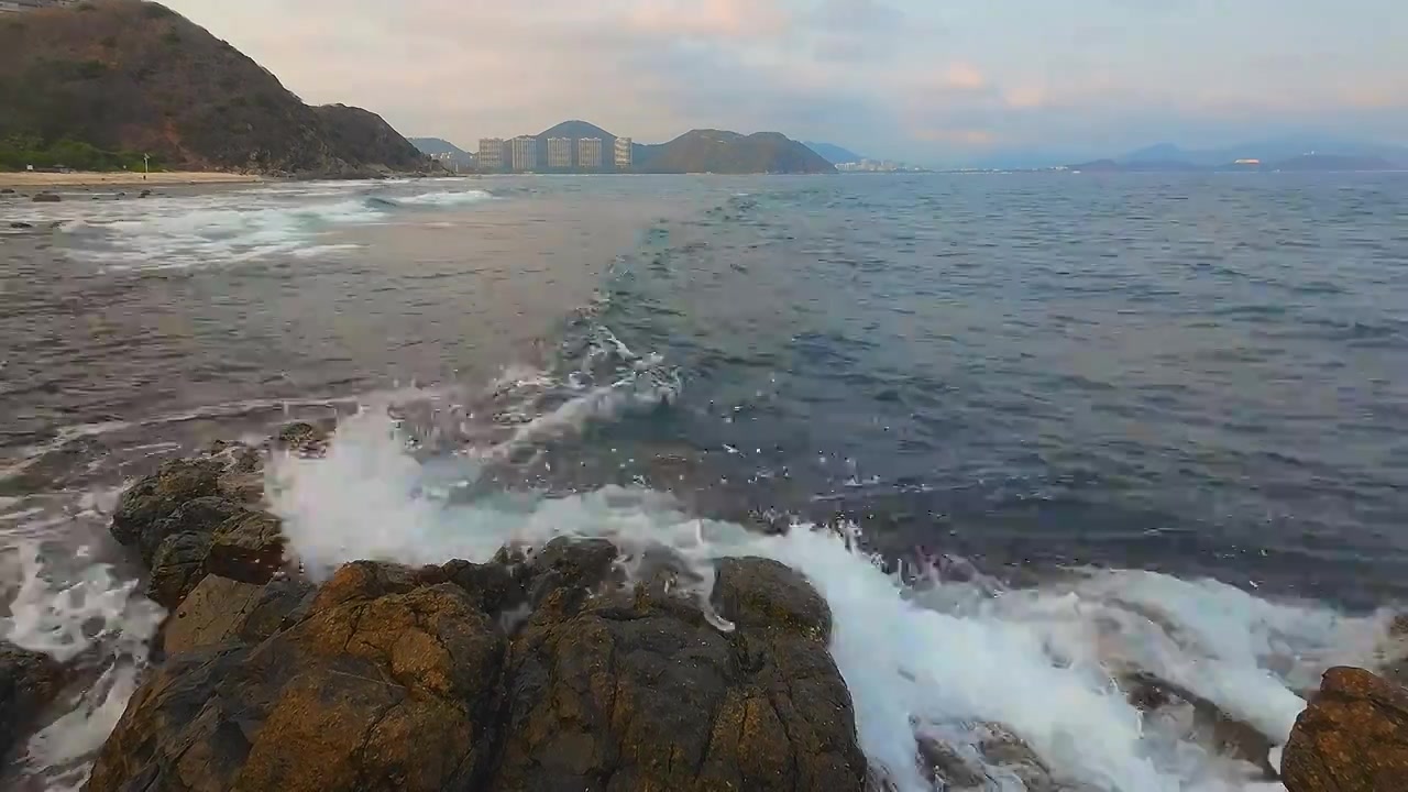 大海 礁石 海浪 浪花 蓝天白云 壮观视频素材