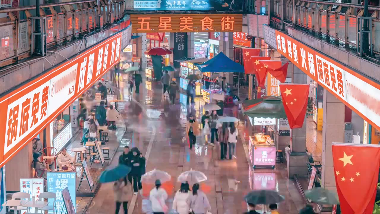 雨夜里商业街人流延时-柳州五星美食街视频素材