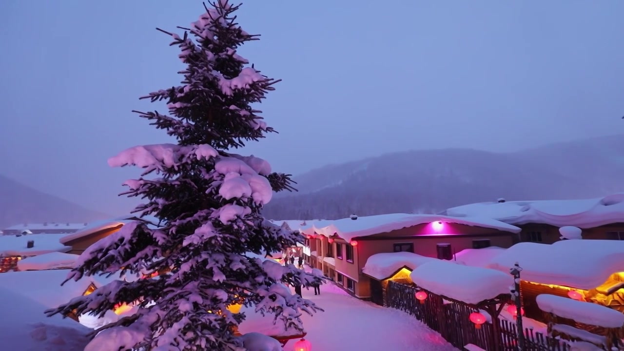 雪乡夜景的童话世界，中国雪乡的夜景，狗熊岭，雪蘑菇的木屋，积雪覆盖的房屋视频素材