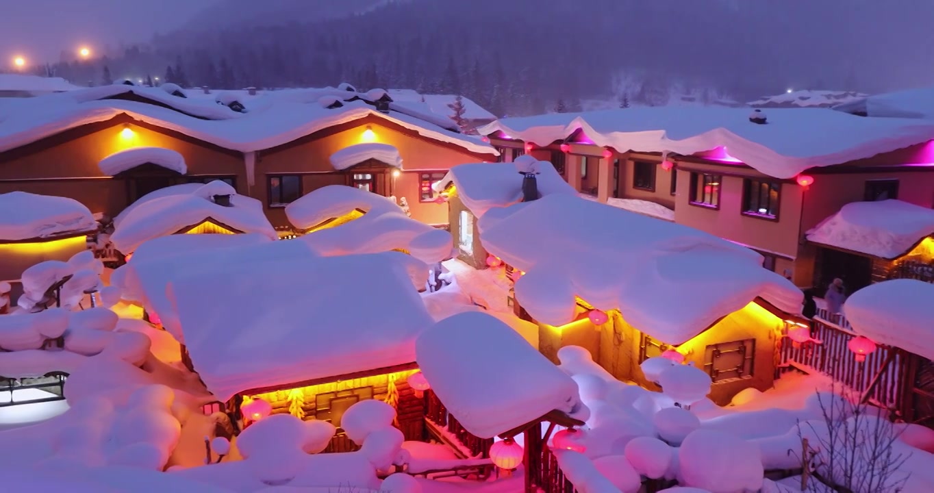 雪乡夜景的童话世界，中国雪乡的夜景，狗熊岭，雪蘑菇的木屋，积雪覆盖的房屋视频素材