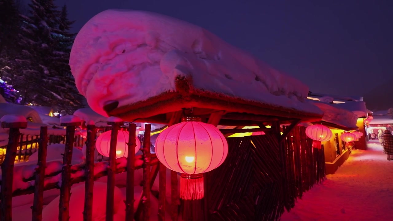 雪乡夜景的童话世界，中国雪乡的夜景，狗熊岭，雪蘑菇的木屋，积雪覆盖的房屋视频素材