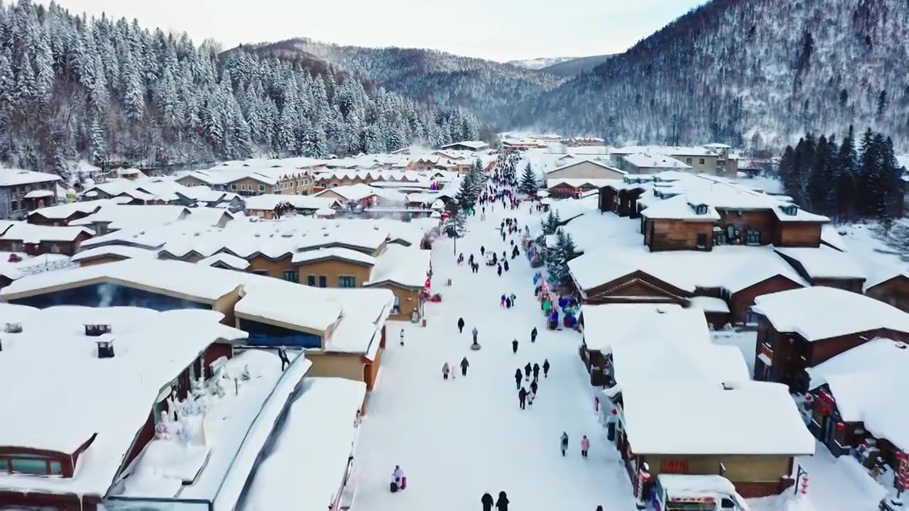 积雪覆盖的村庄，中国雪乡的航拍视角，雪乡的木屋与雪景视频素材