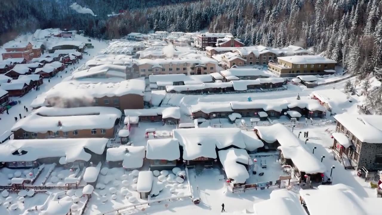 积雪覆盖的村庄，中国雪乡的航拍视角，雪乡的木屋与雪景视频素材