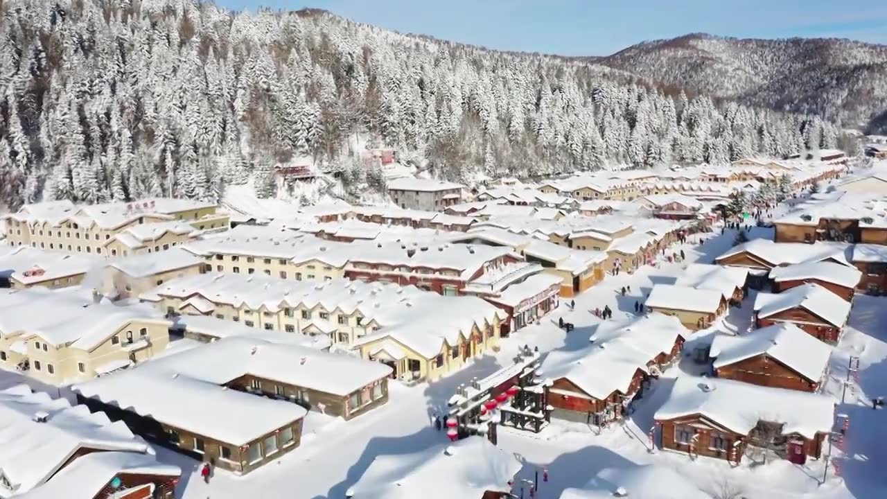 积雪覆盖的村庄，中国雪乡的航拍视角，雪乡的木屋与雪景视频素材