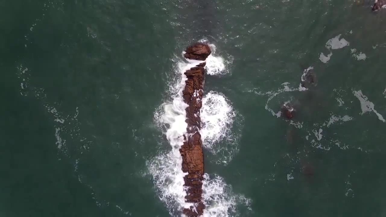 航拍大海海浪拍打礁石视频素材