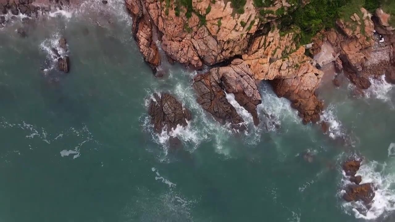 航拍大海海浪拍打礁石视频素材