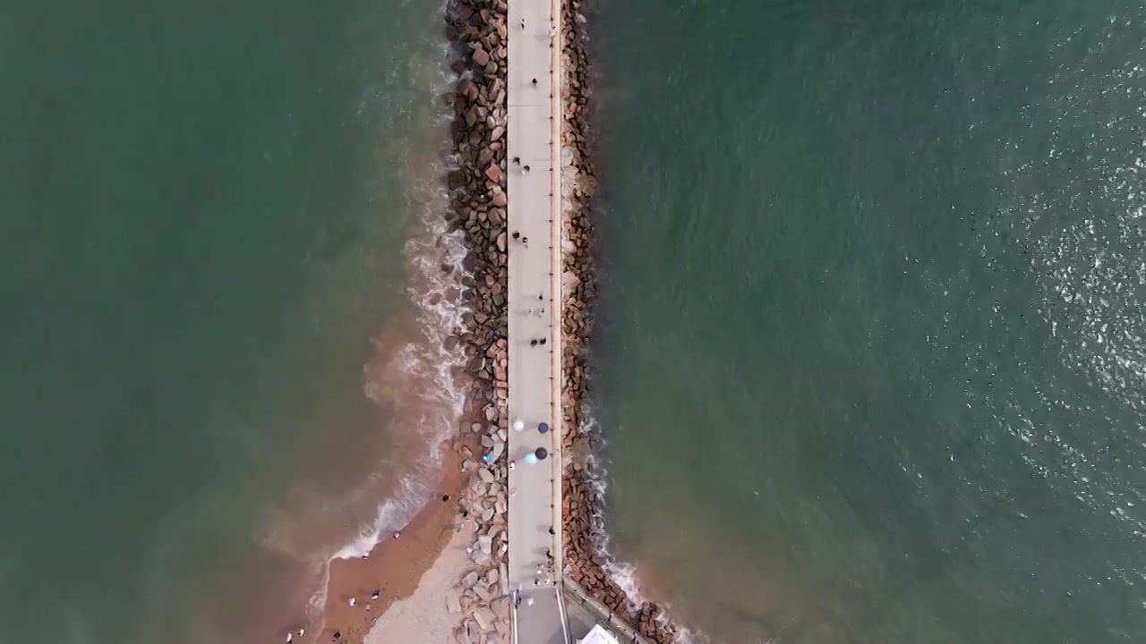 航拍大海海浪拍打礁石视频素材