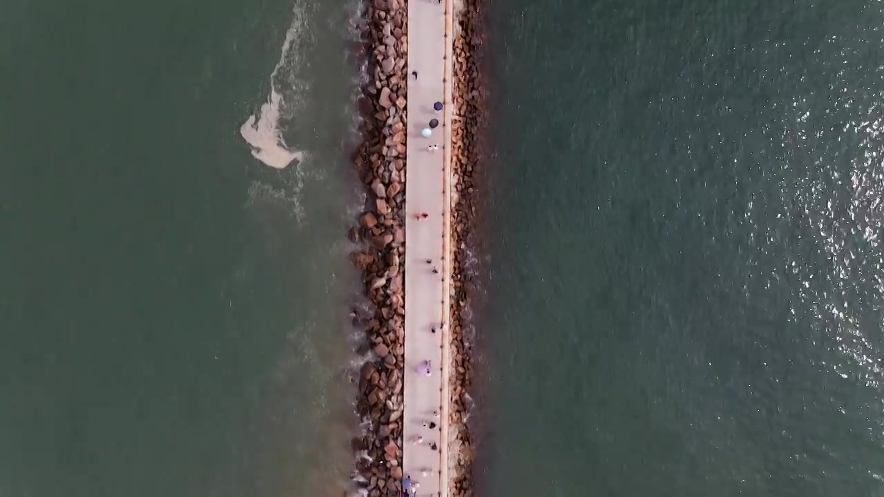 航拍大海海浪拍打礁石视频素材