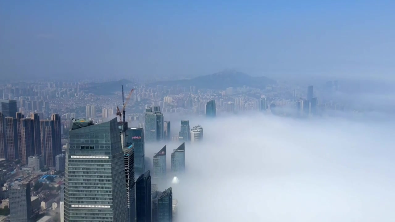 航拍青岛平流雾视频素材