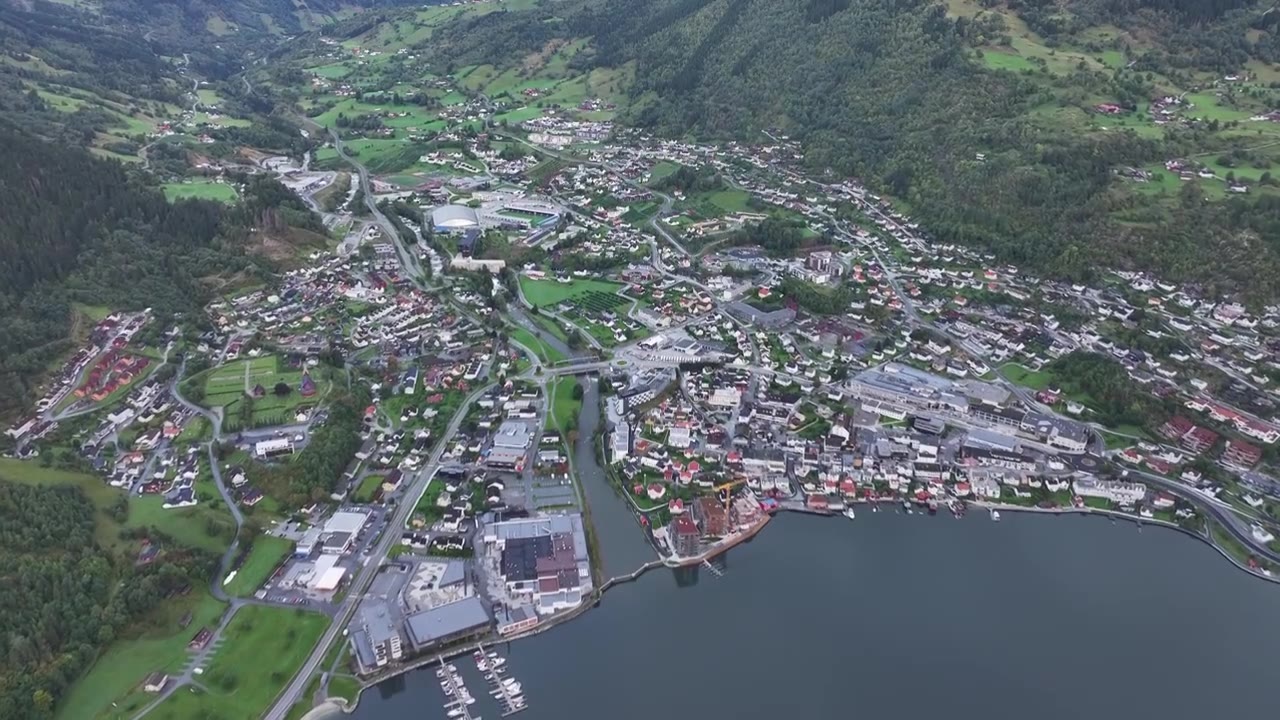 北欧挪威，松恩-菲尤拉讷郡——松达尔Sogndal（Sogndalsfjøra）小镇航拍视频素材