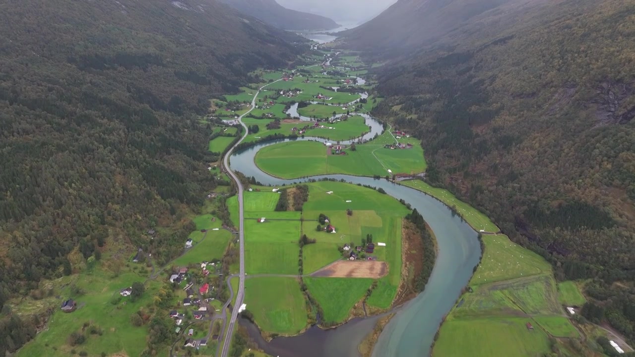 北欧挪威（松恩-菲尤拉讷）郡，斯特林小镇Stryn（Stryn River）航拍视频素材