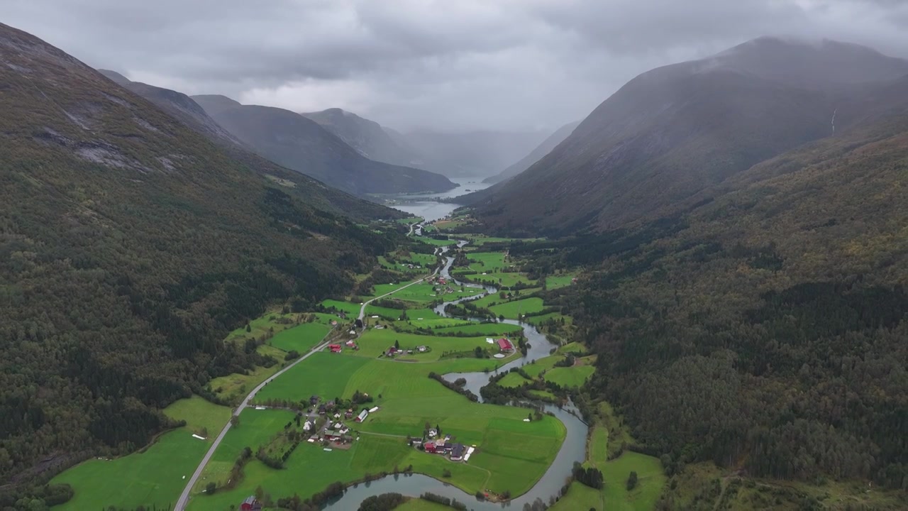 北欧挪威（松恩-菲尤拉讷）郡，斯特林小镇Stryn（Stryn River）航拍视频素材