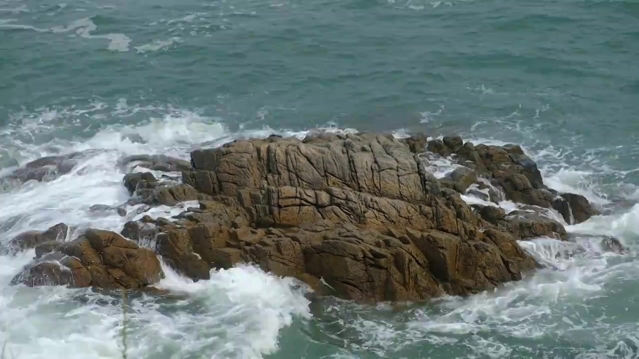 青岛海边礁石海浪视频素材