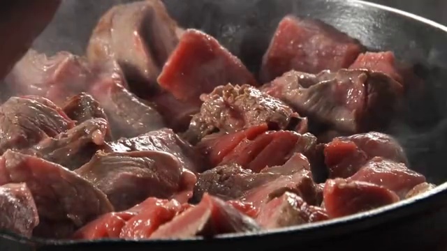 在平底锅里翻动的牛肉视频下载