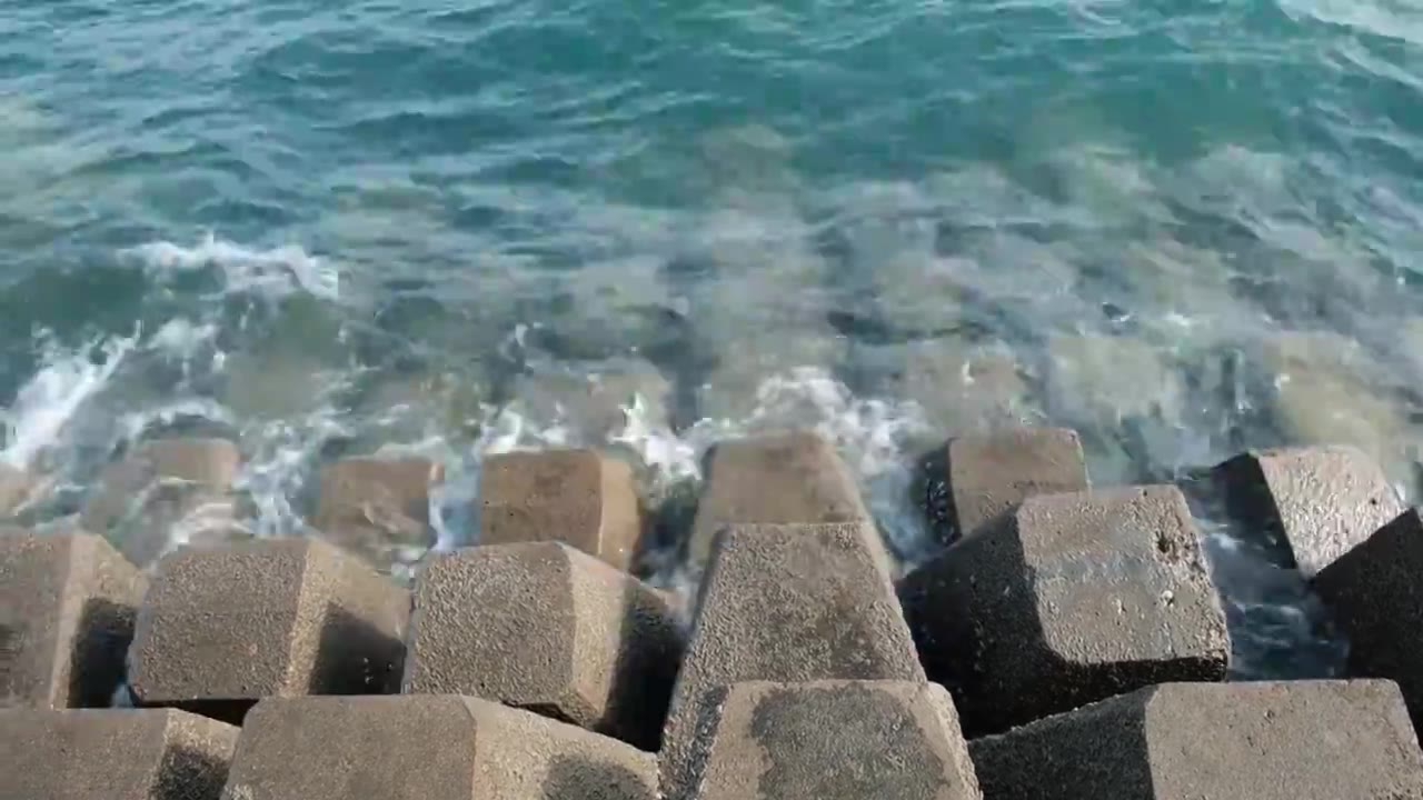 青岛海边礁石海浪视频素材