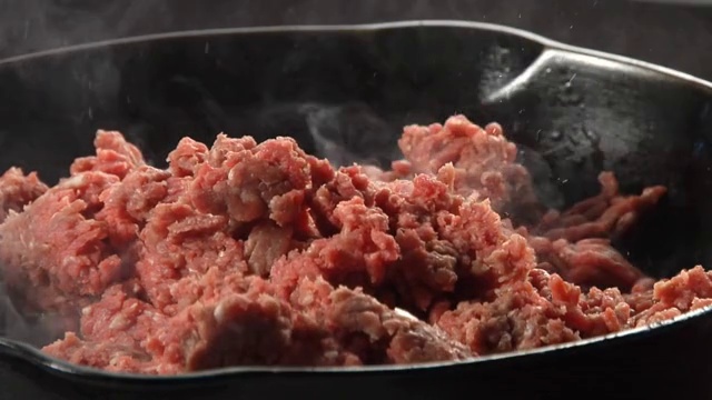 在热锅里煎的碎肉视频下载