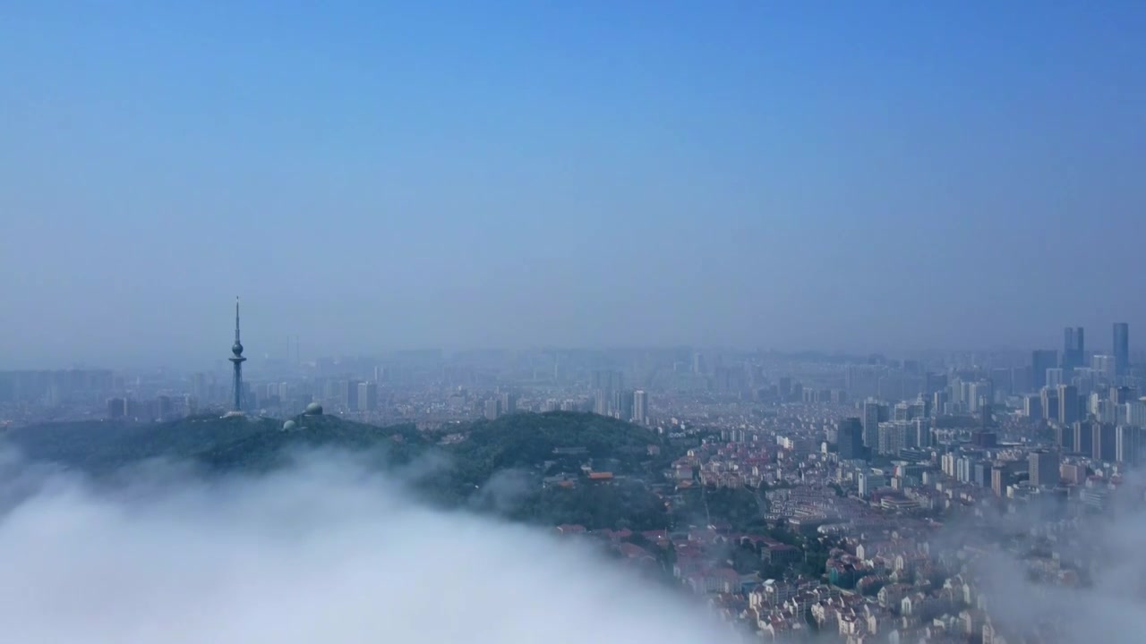 航拍青岛电视塔平流雾视频素材