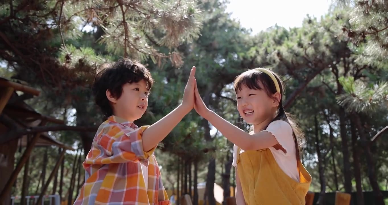 两个小孩子开心击掌庆祝视频素材