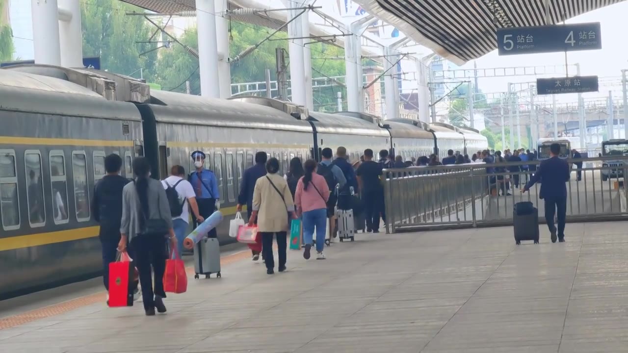 山西太原站进站乘车的旅客视频素材